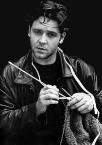 Russell_Crowe_Knitting